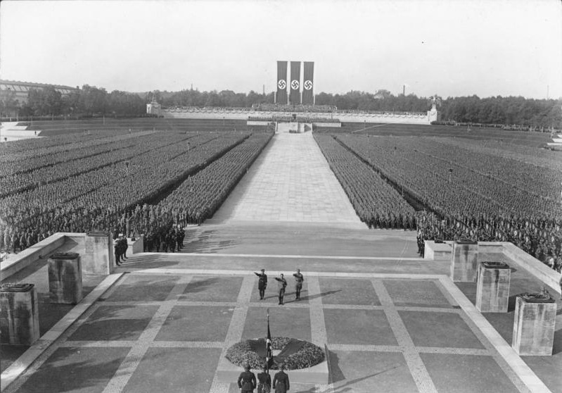 Hitler, Himmler und Lutze vor den Formationen von SA und SS beim Reichsparteitag 1934 in Nürnberg
