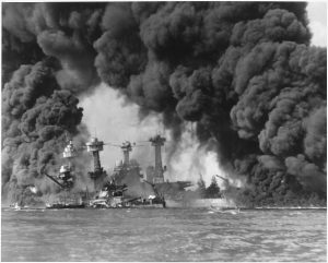 Brennende amerikanische Schiffe im Hafen von Pearl Harbor