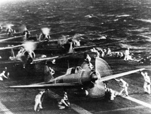 Japanische Flugzeuge werden auf dem Flugzeugträger Shokaku für den Angriff auf Pearl Harbor vorbereitet