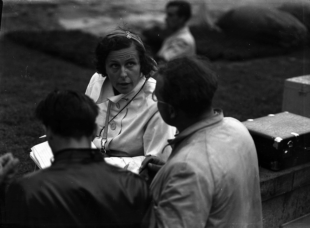 Leni Riefenstahl spricht 1936 auf dem Berliner Reichssportfeld mit Mitarbeitern ihres Filmteams