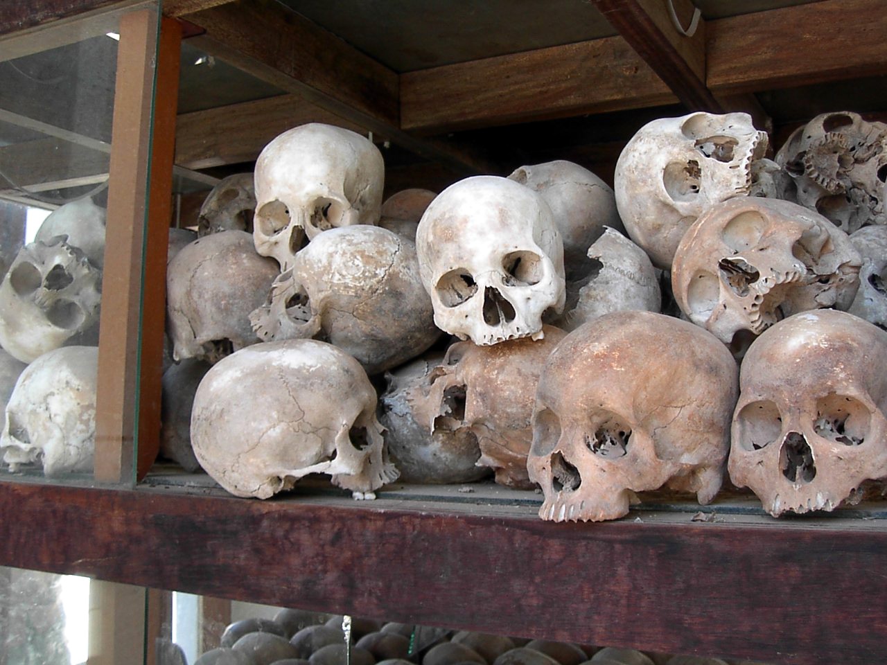Stupa mit Schädeln der Opfer in Choeung Ek (2005) erinnert an den Genozid der Roten Khmer in Kambodscha