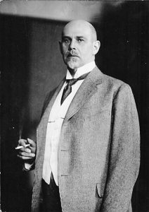Porträt Walter Rathenau, stehend, mit Zigarette (1921)