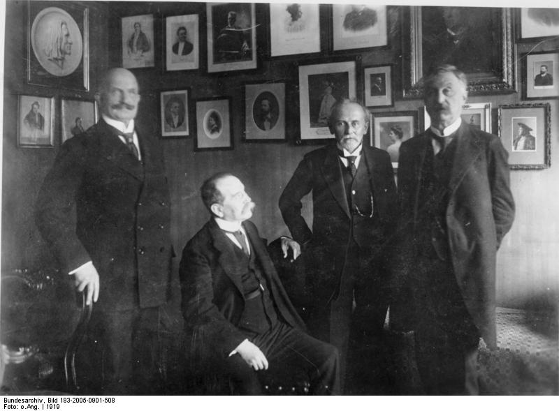 Hermann Dietrich, Konrad Haussmann, Eduard David und Constantin Fehrenbach im Präsidium der Nationalversammlung 1919