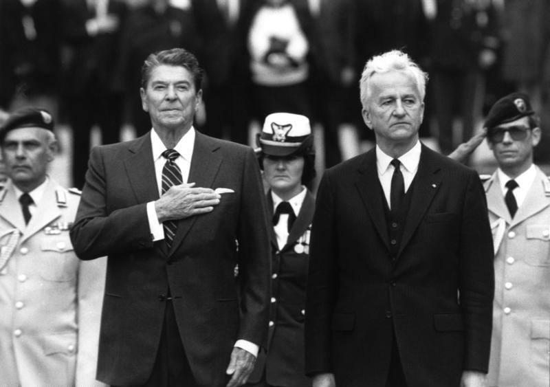 Ronald Reagan und Richard von Weizsäcker in Bonn, 2. Mai 1985; Kontext: politische Kommunikation und historische Verantwortung