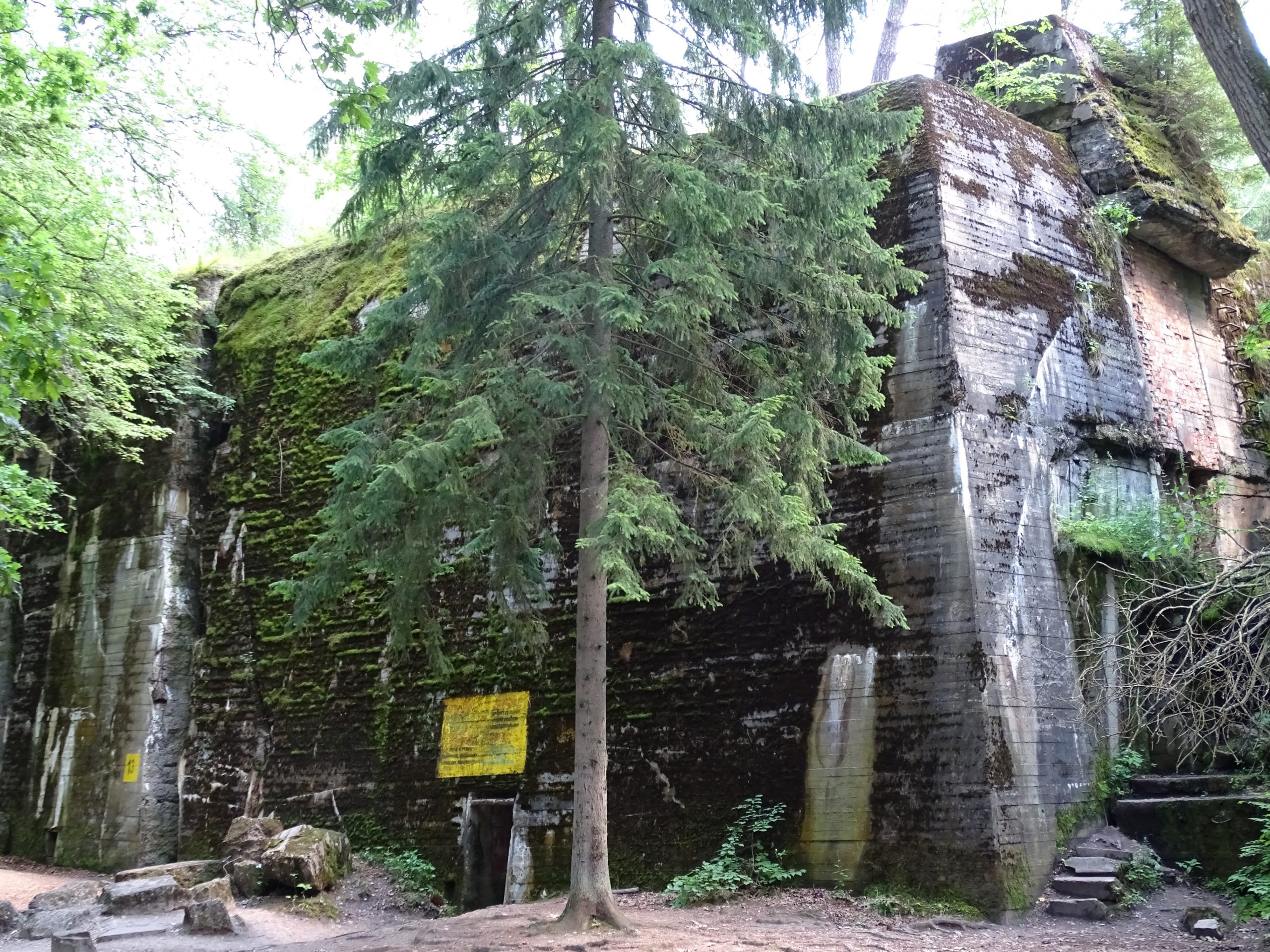 Die Wolfsschanze, das Führerhauptquartier Hitlers in Ostpreussen bei Rastenburg in Polen, fungierte bis Januar 1945 als zentrales Hauptquartier des Zweiten Weltkrieges und persönliche Machtzentrale des Diktators in den masurischen Wäldern. Damit blieb sie Hitlers unangefochtene Machtzentrale im Zweiten Weltkrieg.