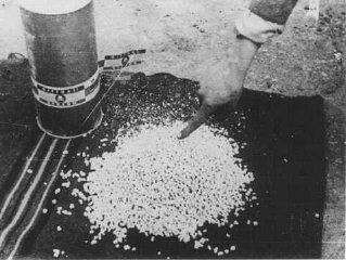 Zyklon B - gefunden bei der Befreiung des des Konzentrations- und Vernichtungslagers Majdanek. Polen, nach Juli 1944. Quelle: United States Holocaust Memorial Museum